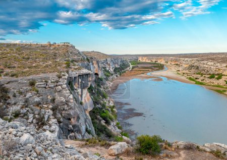 Foto de Desde una vista del río Pecos en Texas a poca distancia antes de desembocar en el río Grande que forma la frontera entre los Estados Unidos y México. - Imagen libre de derechos