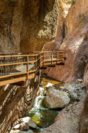 Téléchargez les photos : Cette passerelle était une destination touristique populaire dans ce parc canyon de l'ouest du Nouveau-Mexique. - en image libre de droit