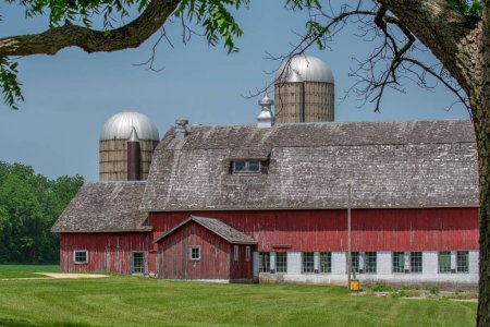 Foto de Un hermoso granero bien mantenido y silos en el campo del medio oeste. - Imagen libre de derechos