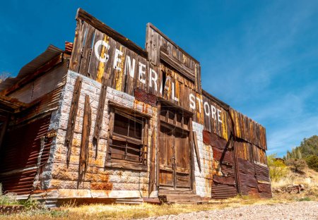 Téléchargez les photos : Le visage d'un ancien magasin abandonné dans une ville fantôme au fond des montagnes du Nouveau-Mexique. - en image libre de droit