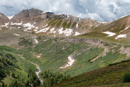 Foto de Hermosas vistas panorámicas a mediados del verano en Independence Pass en Colorado. - Imagen libre de derechos