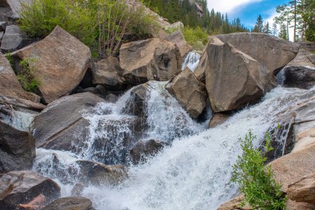 Téléchargez les photos : Une belle cascade dans la nature sauvage du Colorado alors qu'elle descend un canyon. - en image libre de droit