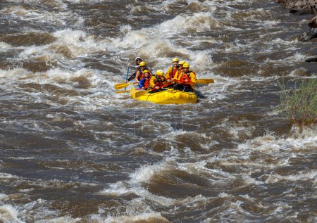 Téléchargez les photos : Photographie vraiment aventure de personnes prenant sur les eaux agitées de la rivière Arkansas au printemps 2023 après beaucoup de pluie et la fonte des neiges fait pour certains pagaie vraiment passionnant. - en image libre de droit