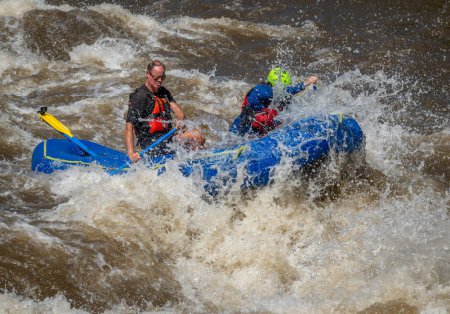 Foto de Fotografía verdaderamente aventurera de personas que toman el agua áspera del río Arkansas en primavera de 2023 después de mucha lluvia y derretimiento de nieve hecho para algunos remar realmente emocionante. - Imagen libre de derechos