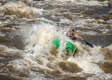 Foto de Fotografía verdaderamente aventurera de un grupo de personas que se enfrentan a las ásperas aguas del río Arkansas en la primavera de 2023 después de que mucha lluvia y nieve se derriten para remar realmente emocionantes. - Imagen libre de derechos