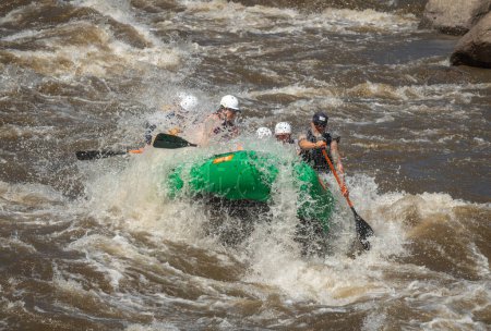 Foto de Fotografía verdaderamente aventurera de personas que toman el agua áspera del río Arkansas en primavera de 2023 después de mucha lluvia y derretimiento de nieve hecho para algunos remar realmente emocionante. - Imagen libre de derechos