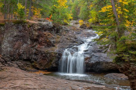 Téléchargez les photos : Les différentes caractéristiques de la rivière Amnicon alors qu'elle traverse le parc national d'Amnicon Falls dans le Wisconsin. - en image libre de droit