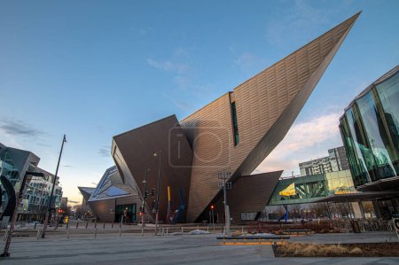Téléchargez les photos : Le musée d'art de Denver tôt le dimanche matin avant le lever du soleil et l'apparition de la foule. - en image libre de droit