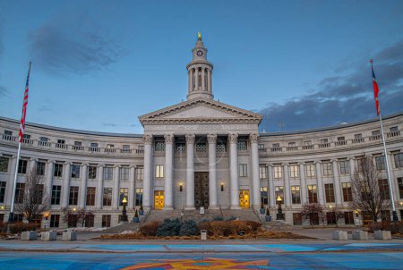 Foto de Hermosa toma del Palacio de Justicia de la Ciudad en el centro de Denver antes de que salga el sol y con algunas hermosas nubes en el cielo. - Imagen libre de derechos