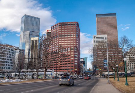 Téléchargez les photos : C'est la vue qu'on a du centre-ville du Colorado depuis le trottoir devant le bâtiment de la capitale du Colorado. - en image libre de droit