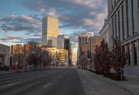 Téléchargez les photos : Les rues tranquilles du centre-ville de Denver, Colorado comme le soleil se lève un dimanche matin tôt. - en image libre de droit