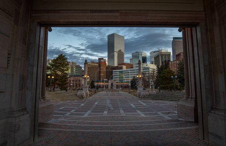 Téléchargez les photos : Une belle vue de type portail du centre-ville de Denver, Colorado à travers l'amphithéâtre à Civic Center Park tôt le matin sans circulation. - en image libre de droit