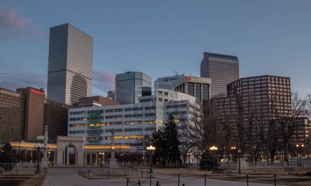 Foto de Denver, Colorado - 12 de febrero de 2023: Una vista del centro de Denver desde el Civic Center Park en los momentos tranquilos antes de que la ciudad despierte. - Imagen libre de derechos