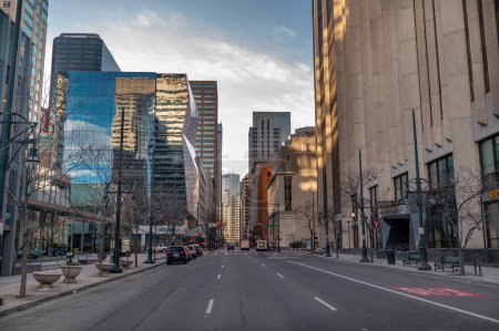 Foto de Denver, Colorado - 12 de febrero de 2023: Una vista de las calles tranquilas y vacías del centro de la ciudad en una madrugada del domingo cuando la ciudad comienza a despertar. - Imagen libre de derechos