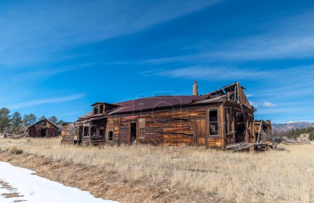Téléchargez les photos : Cette vieille structure historique qui était peut-être un vieux magasin de villes est en train d'être emportée dans les montagnes du Colorado. - en image libre de droit