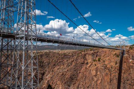 Téléchargez les photos : Le pont sur la gorge royale juste à l'extérieur de Canon City, Colorado, est le pont suspendu le plus élevé en Amérique et apprécié par d'innombrables touristes tout au long de l'année. - en image libre de droit