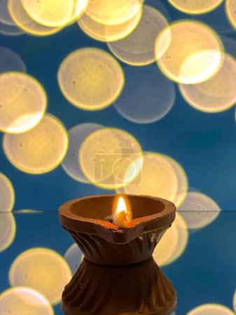 Téléchargez les photos : Lampe en argile allumée avec de l'huile de sésame pour karthigai qui purifie l'atmosphère - en image libre de droit