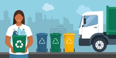Ilustración de Mujer sosteniendo un bote de basura con botellas de plástico dentro, papeleras y camiones de basura recogiendo residuos: concepto separado de recolección y reciclaje de residuos - Imagen libre de derechos