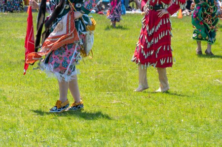 Téléchargez les photos : Two Spirits Pow Wow danse traditionnelle et compétition. 2e pow-wow bispirituel annuel de Toronto, organisé par des personnes bispirituelles des Premières Nations au parc Downsview. - en image libre de droit