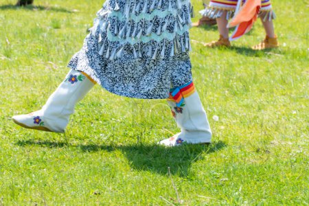 Téléchargez les photos : Two Spirits Pow Wow danse traditionnelle et compétition. 2e édition annuelle du 2 Spirit Powwow de Toronto, organisé par 2 Spirited People of the 1st Nations au parc Downsview. - en image libre de droit