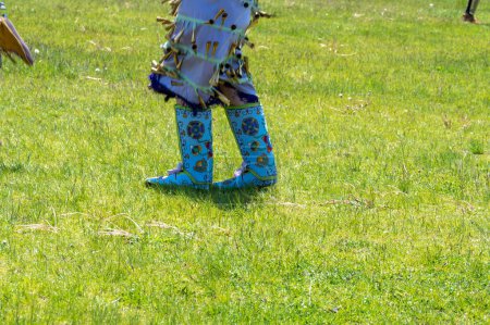 Téléchargez les photos : Two Spirits Pow Wow danse traditionnelle et compétition. 2e pow-wow bispirituel annuel de Toronto, organisé par des personnes bispirituelles des Premières Nations au parc Downsview. - en image libre de droit