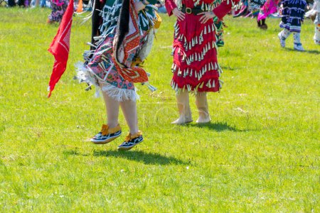 Foto de Dos espíritus Pow Wow baile tradicional y la competencia. 2º Powwow Anual de 2-Spirit de Toronto, organizado por 2-Spirited People of the 1st Nations en Downsview Park. - Imagen libre de derechos