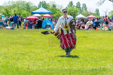 Téléchargez les photos : Pow wow, danseurs de plumes de fantaisie, danse amérindienne dans leurs costumes traditionnels. Two Spirits Powwow, par 2-Spirits People of the 1st Nations : Toronto, Ontario, Canada - 27 mai 2023. - en image libre de droit