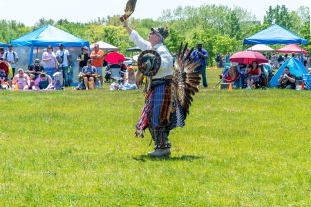 Foto de Pow wow, bailarines de plumas de lujo, nativos americanos bailando en su regalia tradicional. Two Spirits Powwow, por 2-Spirits People of the 1st Nations: Toronto, Ontario, Canadá - 27 de mayo de 2023. - Imagen libre de derechos