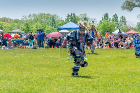 Foto de Pow wow, bailarines de plumas de lujo, nativos americanos bailando en su regalia tradicional. Two Spirits Powwow, por 2-Spirits People of the 1st Nations: Toronto, Ontario, Canadá - 27 de mayo de 2023. - Imagen libre de derechos