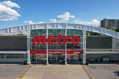 Foto de Trabajadores de tiendas de comestibles de metro en huelga por el acuerdo de aumentos salariales significativos y beneficios mejorados. Metro 's 27 tiendas cerradas: Toronto, Ontario, Canadá - 31 de julio de 2023 - Imagen libre de derechos