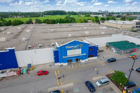 Téléchargez les photos : Walmart est un important géant du commerce de détail au Canada. Détaillant à grande surface pour une variété de produits, y compris l'épicerie, l'électronique, les vêtements et les articles ménagers : Toronto, Ontario, Canada. 1er juillet 2023 - en image libre de droit