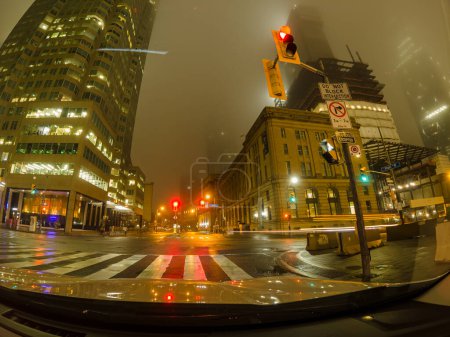 Foto de Gran exposición pov de coche de conducción a través de la ciudad de Toronto centro. Ontario, Canadá. Viaje, leva del tablero o visión de la cámara del coche adelante en la ciudad lluviosa de la noche. - Imagen libre de derechos