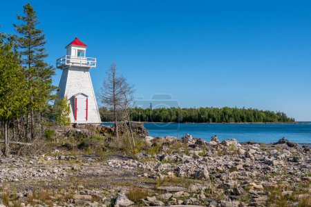 Téléchargez les photos : Le phare de South Baymouth Range Front, situé sur l'île Manitoulin, en Ontario, au Canada, est une sentinelle maritime qui guide les navires d'importance historique.. - en image libre de droit