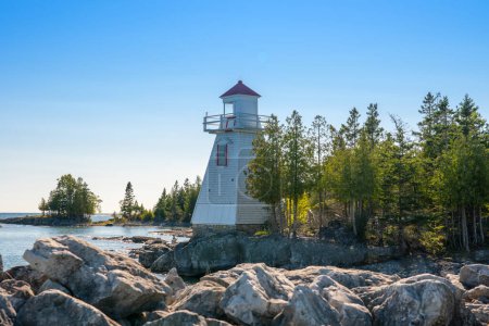 Téléchargez les photos : Le phare de South Baymouth Range Front, situé sur l'île Manitoulin, en Ontario, au Canada, est une sentinelle maritime qui guide les navires d'importance historique.. - en image libre de droit