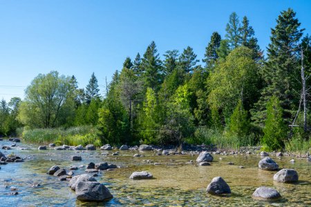 Felsiges Wasser des Manitou River, Park in der Nähe des Sandfield Dam, Lake Manitou, Manitoulin Island, Northern Ontario, Kanada. Sommerliches Ambiente und bezaubernde Aussicht. Tourismusreisen, Abenteuer und Entdeckungen.