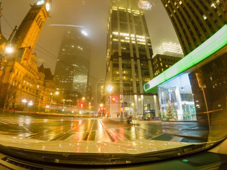 Foto de Gran exposición pov de coche de conducción a través de la ciudad de Toronto centro. Ontario, Canadá. Viaje, leva del tablero o visión de la cámara del coche adelante en la ciudad lluviosa de la noche. - Imagen libre de derechos