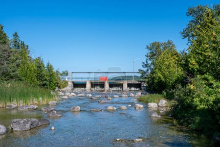 Sandfield Dam und Manitou River mit Felsen, Lake Manitou, Manitoulin Island, Northern Ontario, Kanada. Sommerliches Ambiente und bezaubernde Aussicht. Reisen, Abenteuer und Entdeckungen.