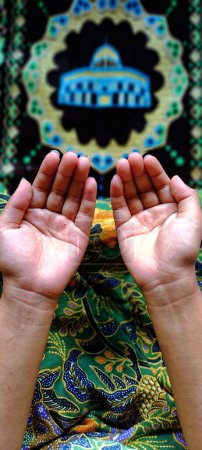 Téléchargez les photos : Magelang, Indonésie - 03 novembre 2022 : Mains de musulman pendant la prière - en image libre de droit