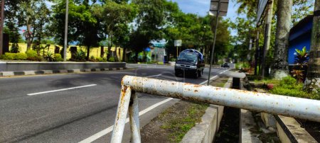 Téléchargez les photos : Magelang, Indonésie - 17 novembre 2022 : Voitures circulant sur la route dans la ville - en image libre de droit