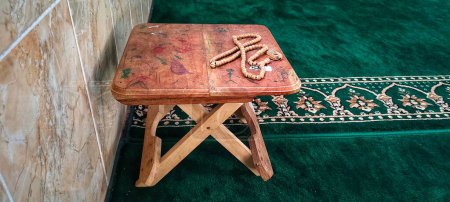 Téléchargez les photos : Perles musulmanes sur table en bois - en image libre de droit