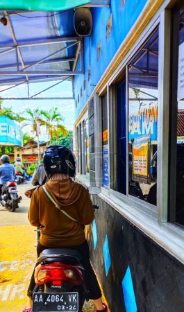 Foto de Magelang, Indonesia - Nov 2022: Retrato de una cola de vehículos pagando impuestos vehiculares en Magelang, Java Central, Indonesia - Imagen libre de derechos