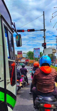 Téléchargez les photos : Magelang, Indonésie - Nov 2022 : Portrait d'une file d'attente de véhicules payant la taxe sur les véhicules à Magelang, Java central, Indonésie - en image libre de droit