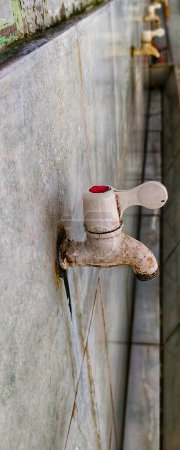 Téléchargez les photos : Le modèle de plusieurs robinets d'eau dans la mosquée qui semble rouillé - en image libre de droit