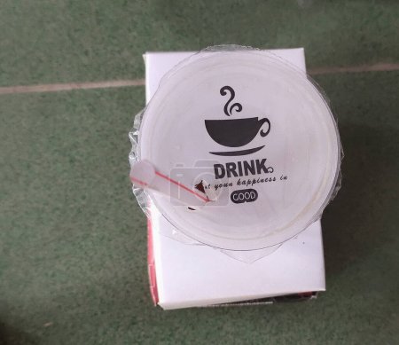 Téléchargez les photos : Vue du dessus de la boisson en tasse en plastique - en image libre de droit