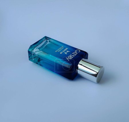 Foto de Yakarta, Indonesia - Nov 2022: perfume de la marca Gatsby en una botella de vidrio adecuada para hombres y mujeres - Imagen libre de derechos