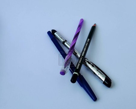 Foto de Yakarta, Indonesia - Nov 2022: Los lápices y bolígrafos son comúnmente utilizados por los estudiantes para sus necesidades escolares - Imagen libre de derechos