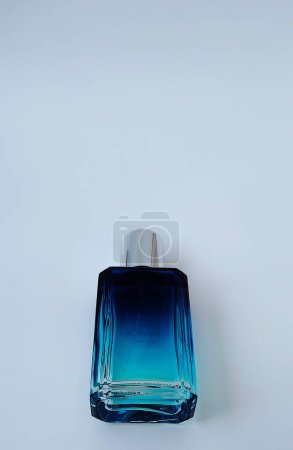 Foto de Yakarta, Indonesia - Nov 2022: perfume de la marca Gatsby en una botella de vidrio adecuada para hombres y mujeres - Imagen libre de derechos