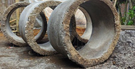 Foto de Círculos de hormigón a menudo también se llaman "buis de hormigón" que se utilizan comúnmente para proteger los tanques sépticos en el suelo - Imagen libre de derechos