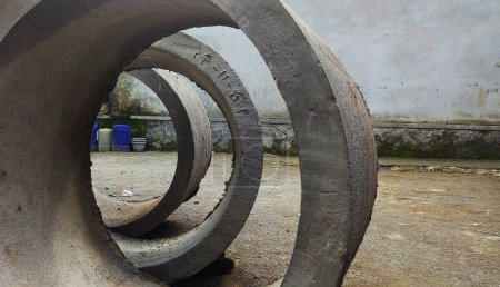 Foto de Círculos de hormigón a menudo también se llaman "buis de hormigón" que se utilizan comúnmente para proteger los tanques sépticos en el suelo - Imagen libre de derechos