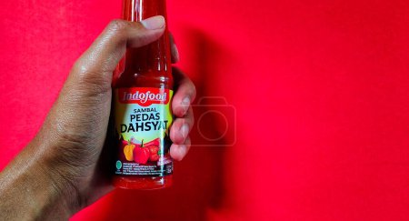 Foto de Yakarta, Indonesia - 09 de diciembre de 2022: La salsa picante de la marca Indofood es la prima donna de salsas en Indonesia. - Imagen libre de derechos